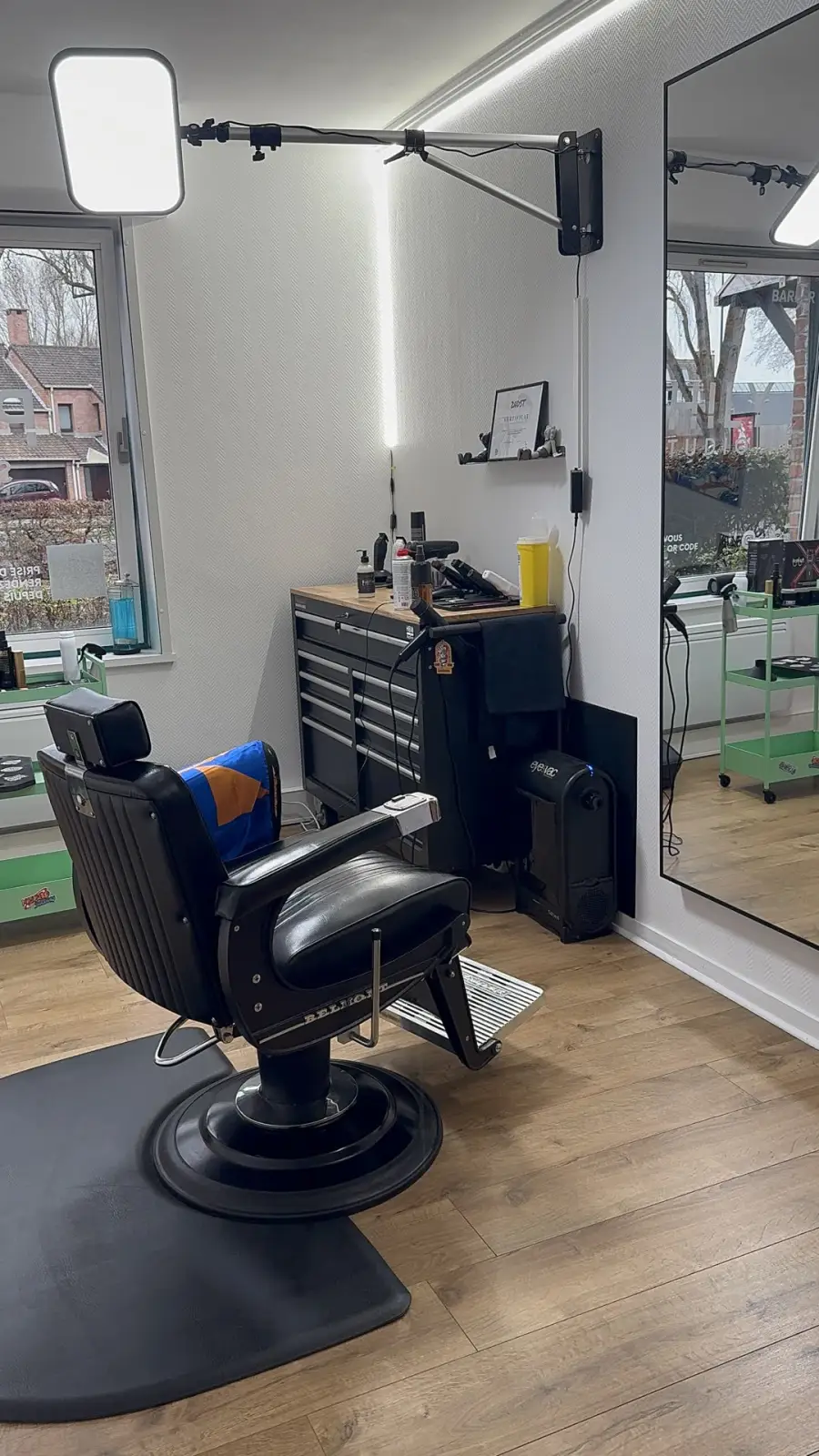 Le studio : le fauteuil, la servante et ses outils, la fenêtre et le grand miroir.